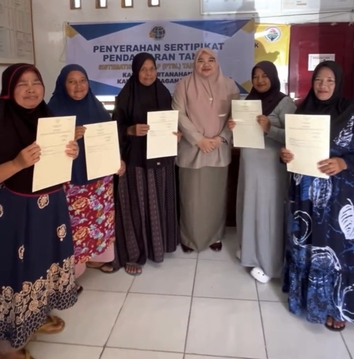 Kantor Pertanahan Kabupaten Nagan Raya Menyerahkan Sertipikat Pendaftaran Tanah Sistematis Lengkap (PTSL) kepada Masyarakat Desa Blang Muling Kantor Pertanahan Kabupaten Nagan Raya Menyerahkan Sertipikat Pendaftaran Tanah Sistematis Lengkap (PTSL) kepada Masyarakat Desa Blang Muling