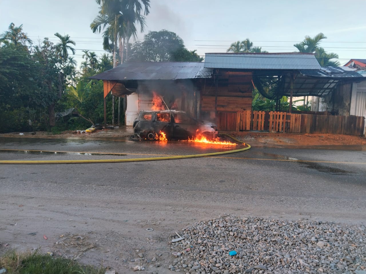 Angkut BBM 8 Jerigen,1 Unit Minibus di Abdya Terbakar Angkut BBM 8 Jerigen,1 Unit Minibus di Abdya Terbakar