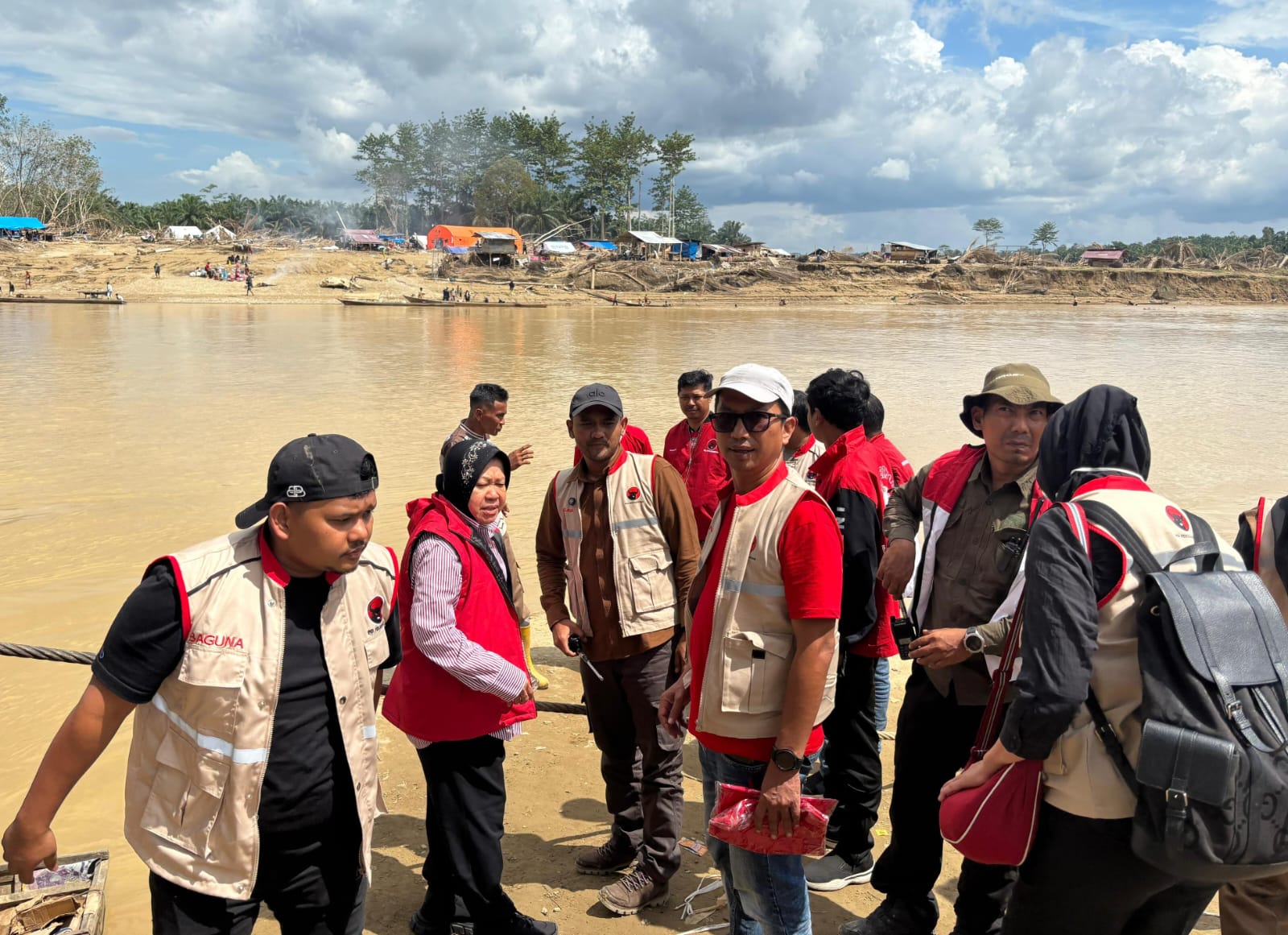 Aksi Nyata Kemanusiaan, PDI Perjuangan Salurkan Bantuan ke Desa Terisolir di Aceh Tamiang Aksi Nyata Kemanusiaan, PDI Perjuangan Salurkan Bantuan ke Desa Terisolir di Aceh Tamiang