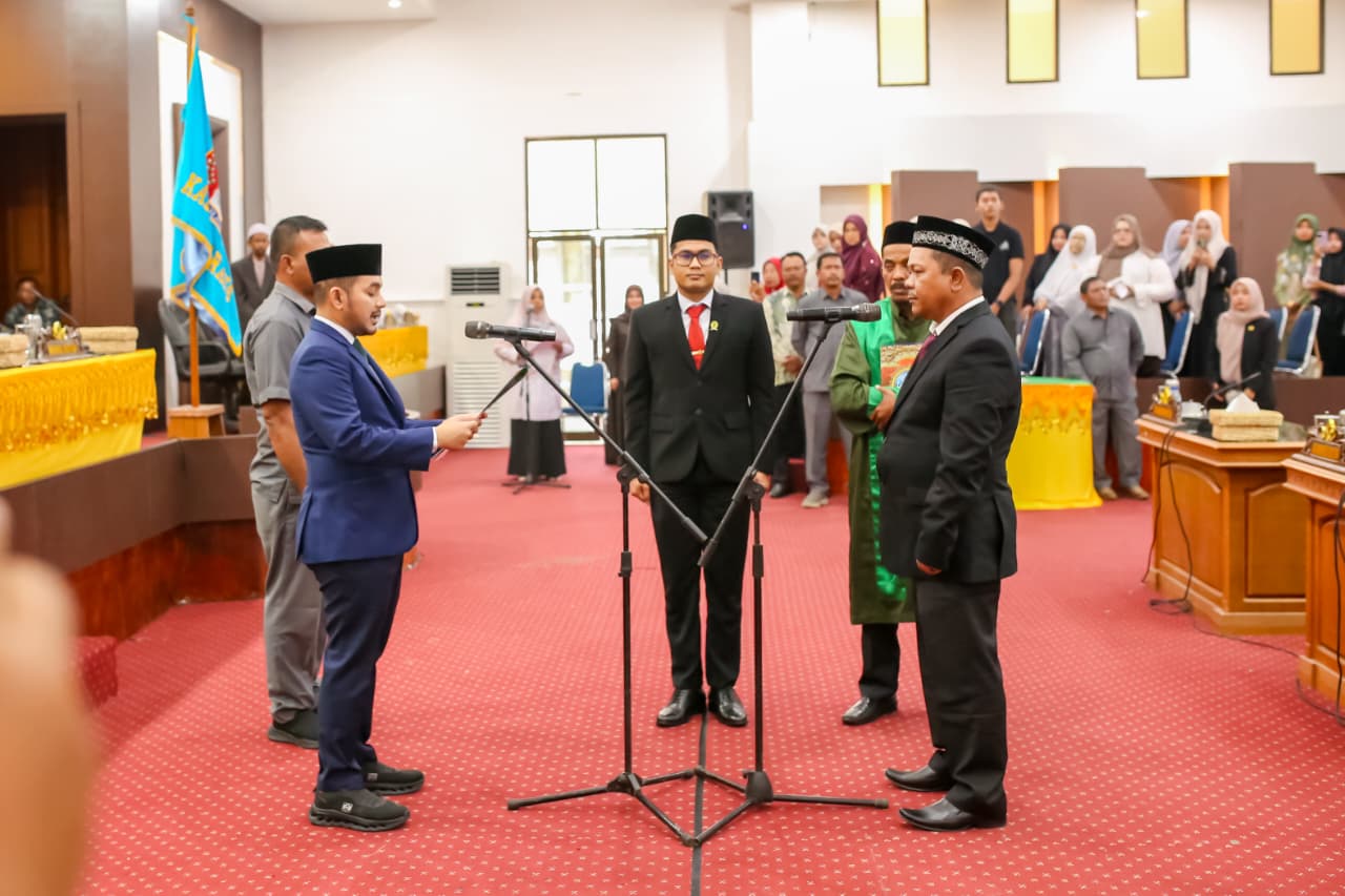 Ketua DPRK Pimpin Rapat Paripurna Pengucapan Sumpah PAW Anggota DPRK Ketua DPRK Pimpin Rapat Paripurna Pengucapan Sumpah PAW Anggota DPRK