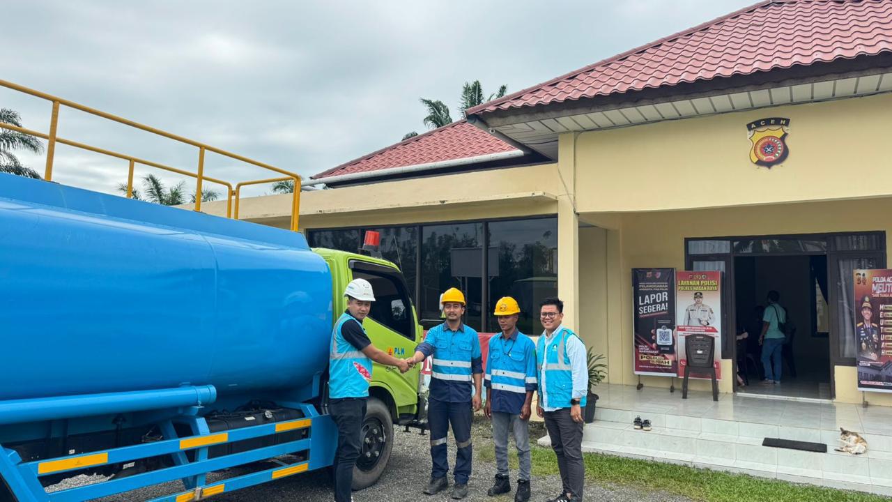 PLN NP Nagan Raya Salurkan Bantuan Air Bersih untuk Korban Banjir di Darul Makmur