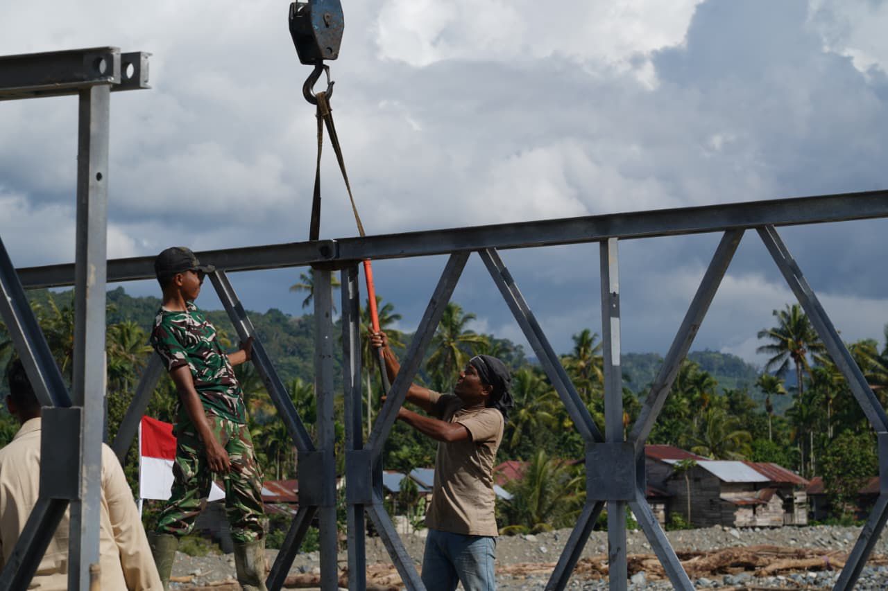 Rangka Jembatan Bailey di Beutong Ateuh Banggalang Mulai Dipasang Oleh Personel TNI Rangka Jembatan Bailey di Beutong Ateuh Banggalang Mulai Dipasang Oleh Personel TNI