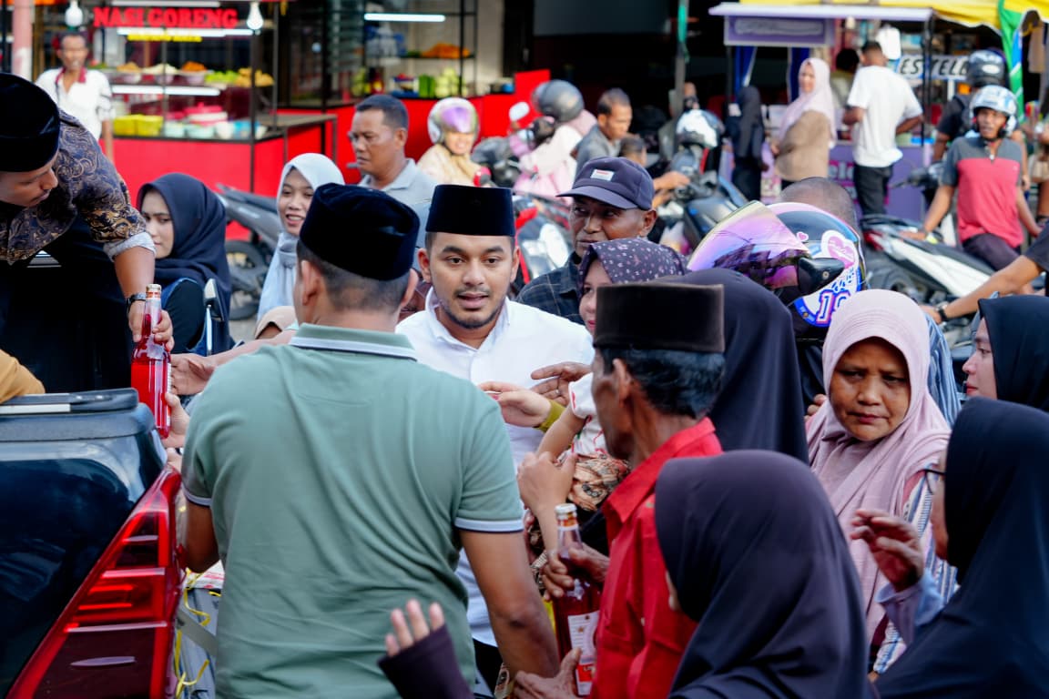 Ketua DPRK Nagan Raya Bagikan Sirup kepada Masyarakat di Hari Kedua Ramadhan Ketua DPRK Nagan Raya Bagikan Sirup kepada Masyarakat di Hari Kedua Ramadhan
