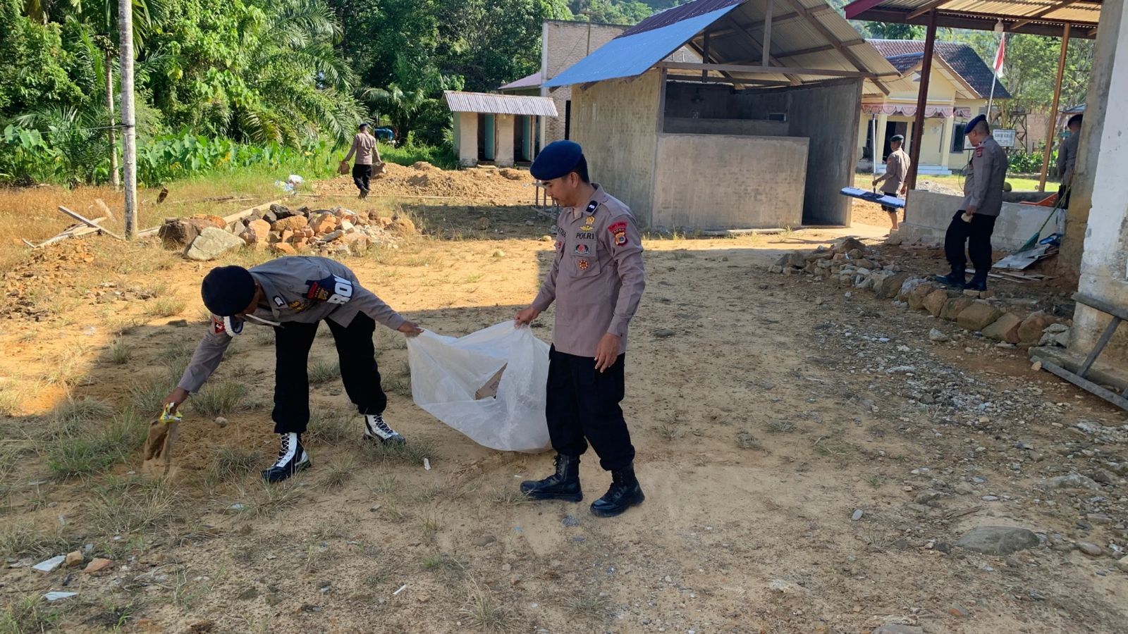 Jaga Kebersihan dan Silaturahmi, Brimob Aceh Gotong Royong di Masjid Baitul Hakam Jaga Kebersihan dan Silaturahmi, Brimob Aceh Gotong Royong di Masjid Baitul Hakam