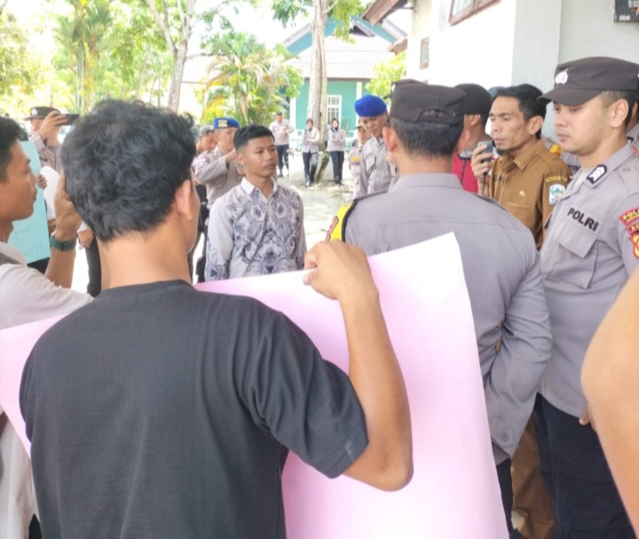 Massa Demo di Disdikbud Aceh Singkil, Soroti Dugaan Korupsi Pengadaan Seragam Sekolah Massa Demo di Disdikbud Aceh Singkil, Soroti Dugaan Korupsi Pengadaan Seragam Sekolah
