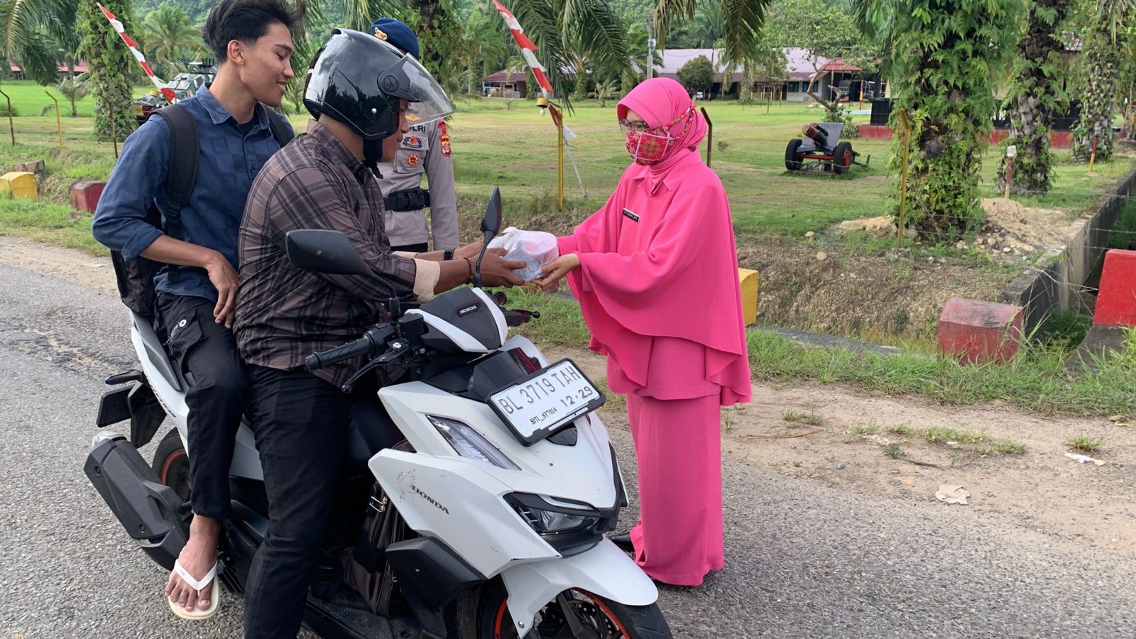 ‎Tebar Berkah Ramadhan, Brimob Kompi 3 Batalyon C Pelopor Bersama Bhayangkari Berbagi Takjil