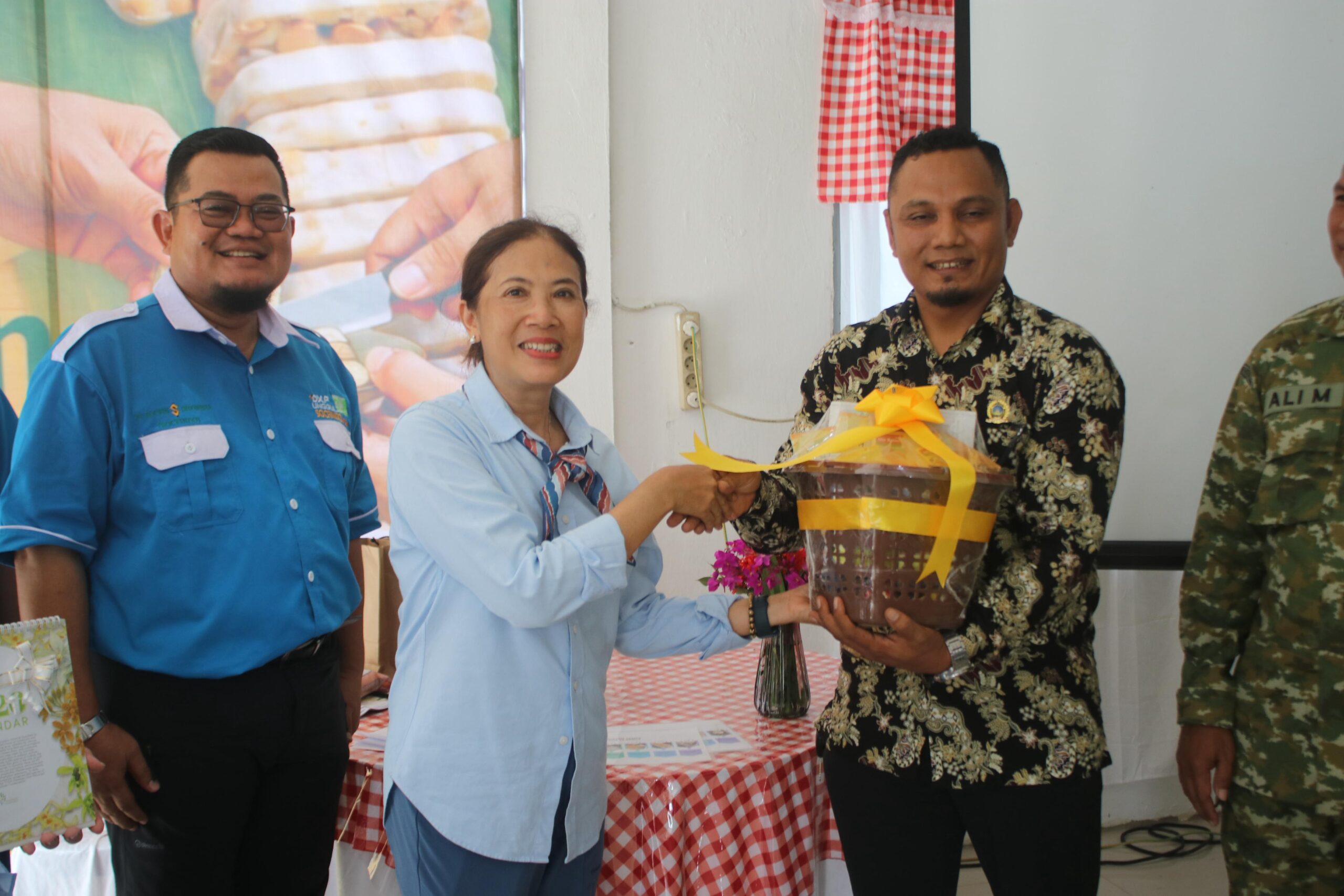 PT Socfindo Kebun Seumanyam Salurkan CSR dan Latih Warga Membuat Tempe Higienis PT Socfindo Kebun Seumanyam Salurkan CSR dan Latih Warga Membuat Tempe Higienis
