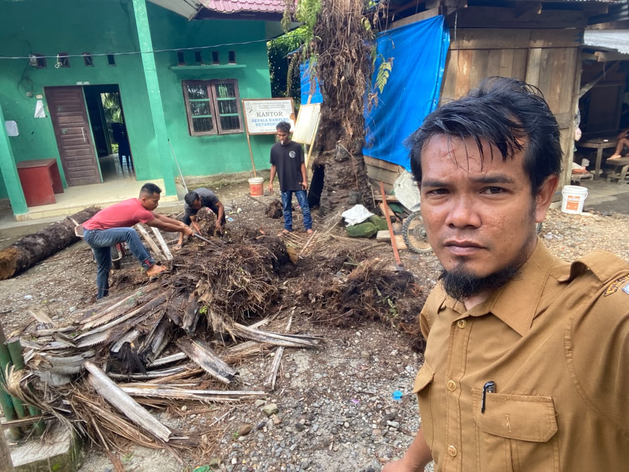 Kades Ketangkuhan Pimpin Gotong Royong, Dorong Kembali Tumbuhnya Semangat Kebersamaan Warga
