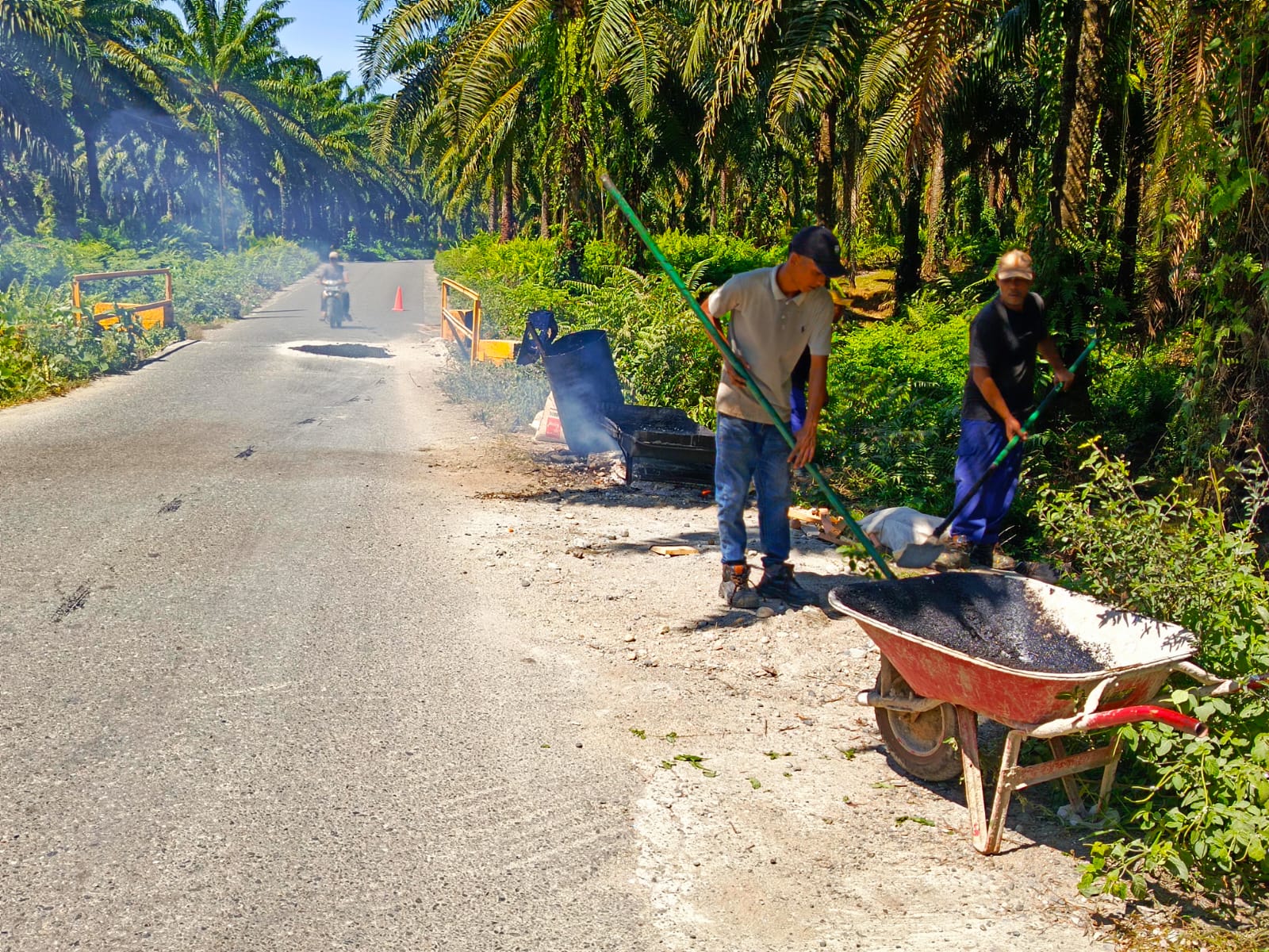 Bentuk Kepedulian, PT Socfindo Kebun Seumanyam Rabat Beton dan Tampal Aspal Jalan Rusak di Darul Makmur