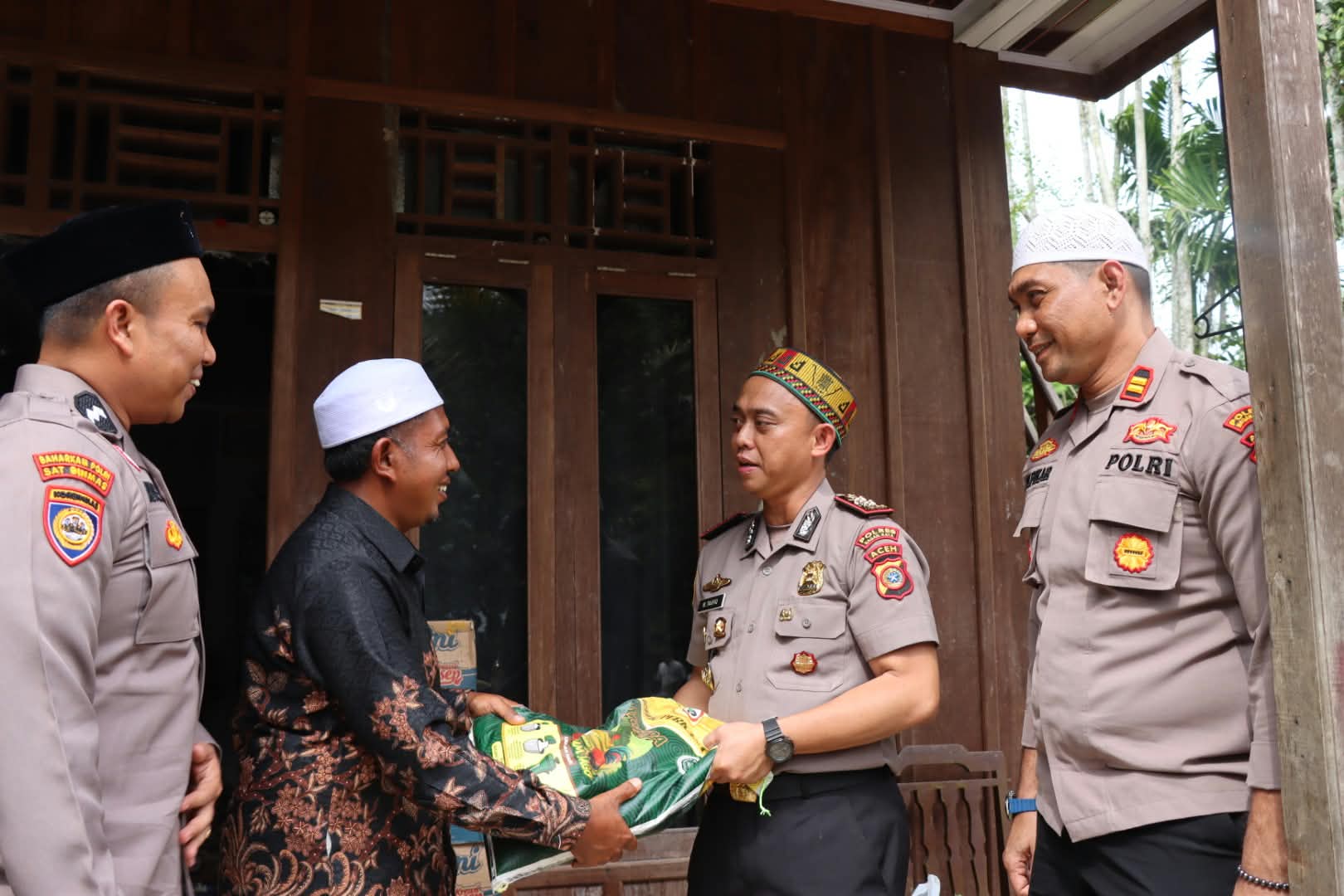 Kapolres Nagan Raya Sambangi Pesantren Korban Banjir, 80 Persen Bangunan Rusak Kapolres Nagan Raya Sambangi Pesantren Korban Banjir, 80 Persen Bangunan Rusak